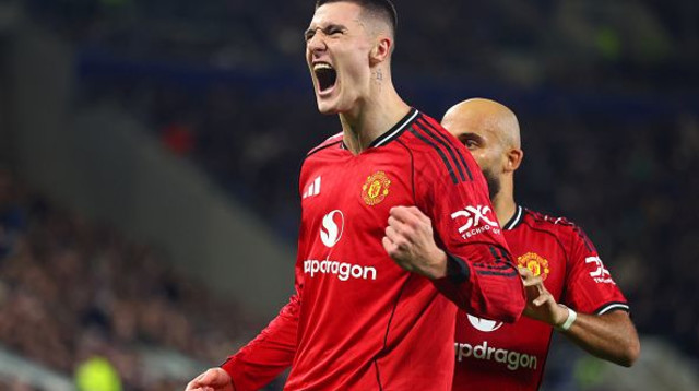 בנימין ששקו חוגג שער ניצחון במדי מנצ'סטר יונייטד (צילום: Chris Brunskill/Fantasista)