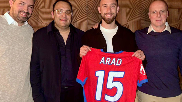 עופרי ארד במעמד החתימה (צילום: באדיבות המצולמים)