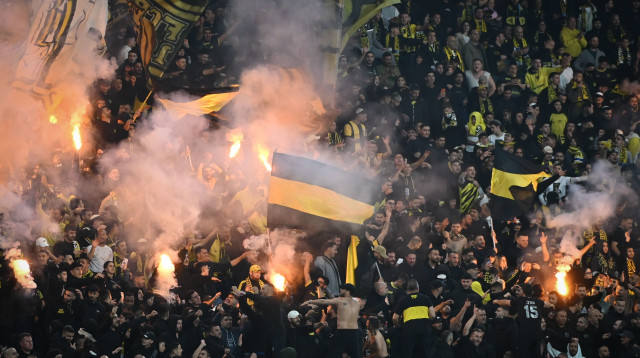 אוהדי בית"ר ירושלים באצטדיון בנתניה (צילום: ברני ארדוב)