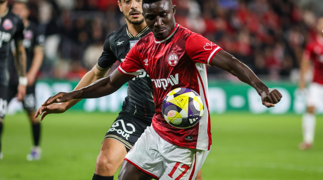 קינגס קאנגווה שחקן הפועל באר שבע לפני דור מלול שחקן הפועל חיפה (צילום: קובי אליהו)