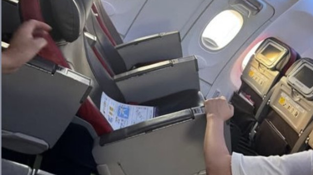 שורת המושבים שהתנתקה בטיסה (צילום: רשתות חברתיות, שימוש לפי סעיף 27 א')