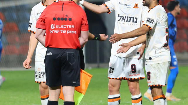 אלעד שחף, רווה אסייג, ארד בר שחקני בני יהודה עם השופט אביאל לוי (צילום: אודי ציטיאט)