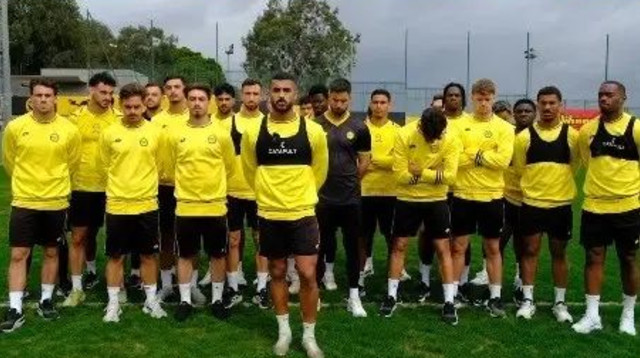 שחקני מכבי נתניה מתנצלים בפני האוהדים על התבוסה 8:2 לבית"ר (צילום: אתר רשמי, מכבי נתניה)