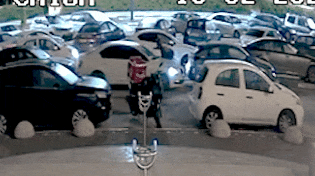 תיעוד: האישה עלתה על מכסה המנוע את בעלה  (צילום: מסך)