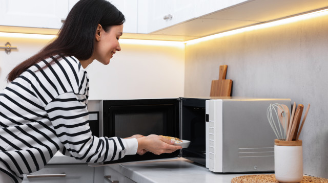 חימום במיקרוגל (צילום: שאטרסטוק)