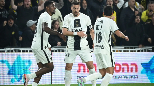 ירדן שועה שחקן בית"ר ירושלים חוגג שער עם חאסונד גונסאלס (צילום: ברני ארדוב)