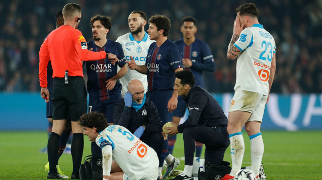 לאונרדו באלרדי שחקן מארסיי מקבל טיפול, מעליו ז'ואאו נבש, ויטיניה שחקני פריז סן ז'רמן (צילום: GettyImages, GEOFFROY VAN DER HASSELT/AFP)