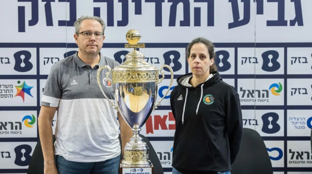נעמי קולודני מאמנת מכבי חיפה כדורסל נשים עם עדן ענבר מאמן מכבי רמת גן (צילום: אתר רשמי, עודד קרני, איגוד הכדורסל)