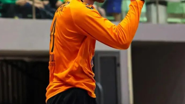 דן טפר חוגג בתיכונט (צילום: אתר רשמי, אגם לוי)