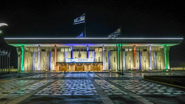 משכן הכנסת מואר בצבעי דגל הודו (צילום: נועם מושקוביץ, דוברות הכנסת)