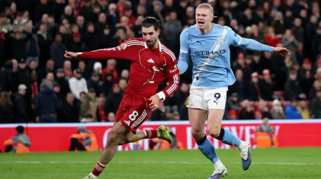 הולאנד וסובוסלאי נאבקים על הכדור (צילום: אימג'בנק  GettyImages, Michael Regan)