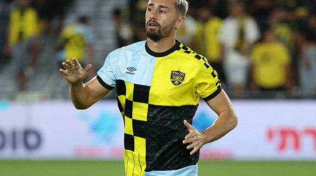 עומר אצילי שחקן בית"ר ירושלים בחימום (צילום: דני מרון)