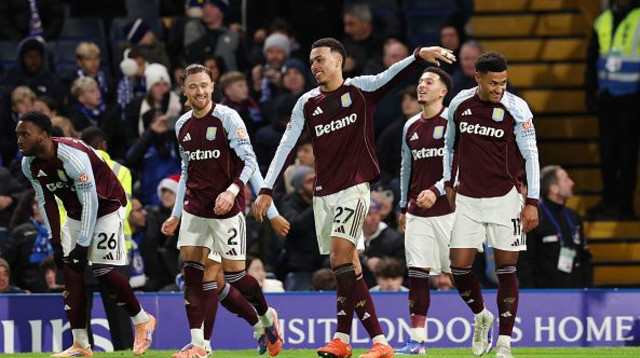 שחקני אסטון וילה חוגגים (צילום: Steve Bardens)