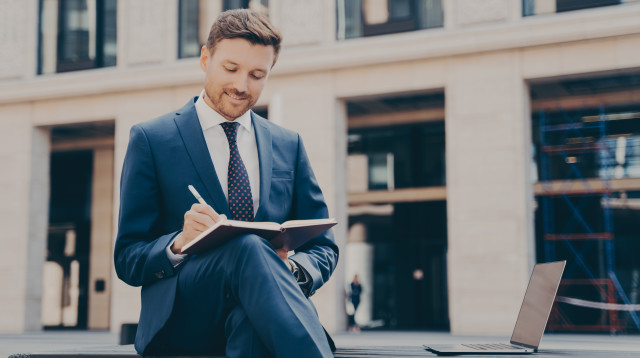 ישיבה רגל על רגל (צילום: אינגאימג')