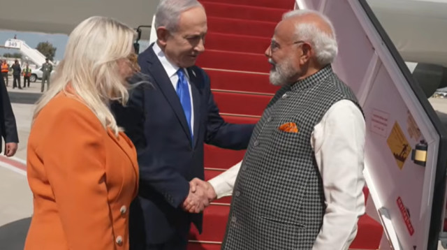 ראש ממשלת הודו נרנדרה מודי, ראש הממשלה בנימין נתניהו ורעייתו (צילום: צילום מסך לע"מ)