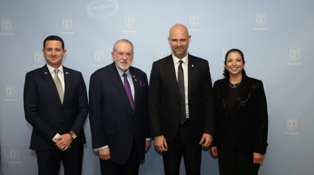 מייק האקבי בביקורו בישראל (צילום: עודד אנטמן)