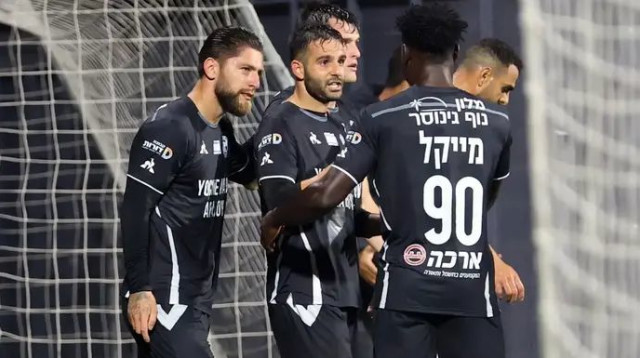 ניצחון משמעותי של עירוני טבריה. גיא חדידה חוגג עם החברים (צילום: אודי ציטיאט)
