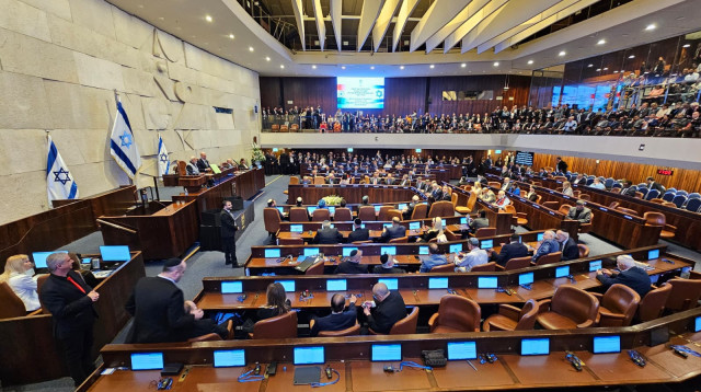 מליאת הכנסת בזמן נאומו של יו"ר הכנסת אמיר אוחנה, ביקורו של נרנדרה מודי בישראל (צילום: אברהם בלוך)