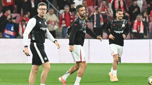 מיגל ויטור שחקן הפועל באר שבע בחימום (צילום: ברני ארדוב)