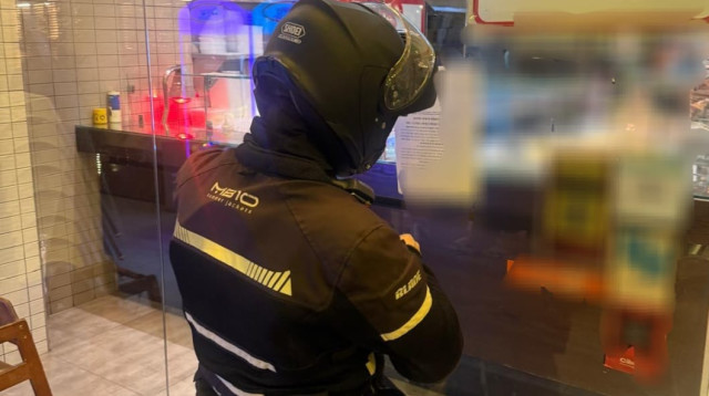 צו סגירה לעסק בתל אביב (צילום: דוברות המשטרה)