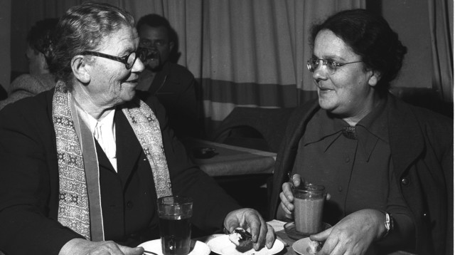 שיחה בין ח"כ בבה אידלסון לח"כ עדה מימון במזנון הכנסת בתל אביב (צילום: לע"מ,הנס פין)