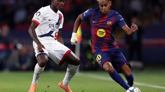 לאמין ימאל של ברצלונה מול נונו מנדש של פ.ס.ז' (צילום: Judit Cartiel)