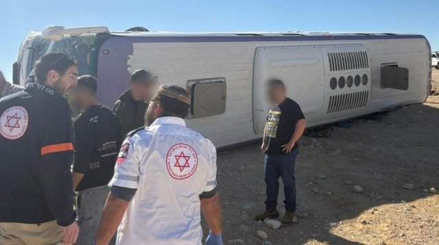 האוטובוס שהתהפך בתאונת הדרכים בדרום (צילום: תיעוד מבצעי מד"א)