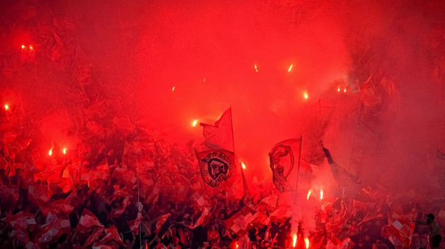 אבוקות ביציע של אוהדי הפועל תל אביב (צילום: אריאל שלום)