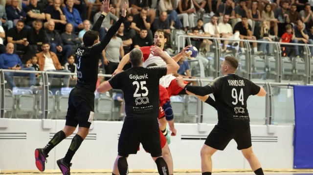 אמיר שניידר מול נמניה גויקוביץ' ודניס ינקובסקי מחצי גמר הפלייאוף בעונה שעברה (צילום: הדר ואן קולא)