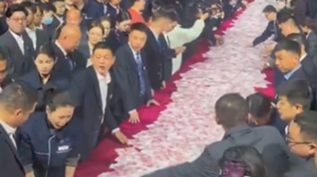 שולחן הכסף, חילק לעובדים את כל המזומן שיכלו לסחוב (צילום: צילום מסך)