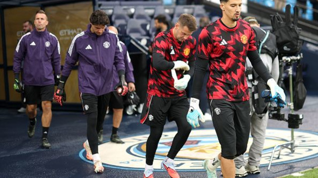 אלטאי ביינדיר ושחקני יונייטד (צילום: Getty images)