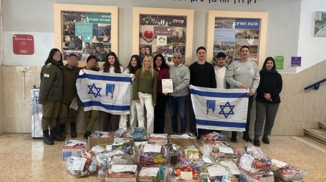 משלוחי המנות שנאספו בגבעתיים לחטיבה 188 (צילום: עיריית גבעתיים)