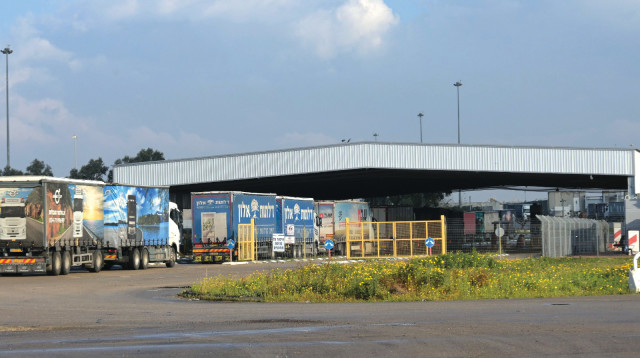 משאיות ישראליות נכנסות לעזה (צילום: אבי רוקח)