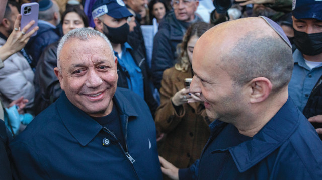 נפתלי בנט וגדי איזנקוט, 15.1.26 (צילום: יונתן זינדל, פלאש 90)