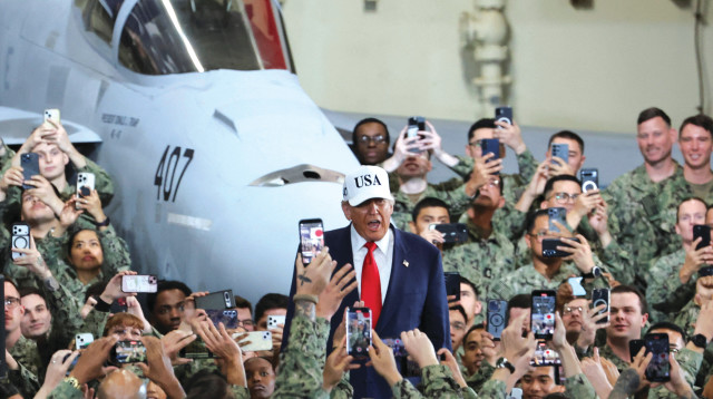 דונלד טראמפ על סיפונה של נושאת המטוסים ג'ורג' וושינגטון, 28.10.25 (צילום: רויטרס)