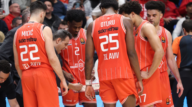 שחקני הפועל תל אביב (צילום: דני מרון)