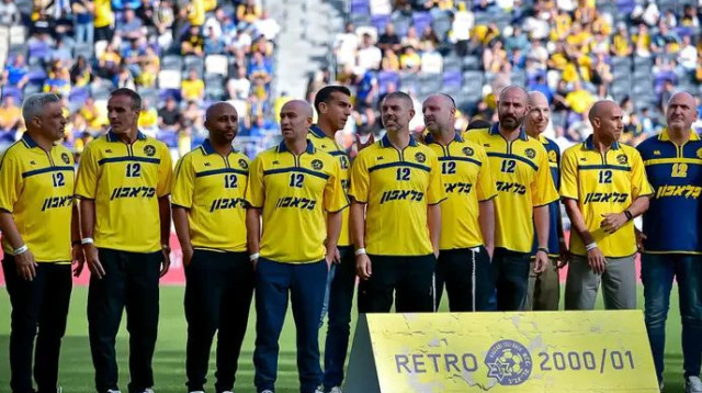 מחווה לעונת הזכייה בגביע. שחקני מכבי תל אביב 2000/01 (צילום: אריאל שלום)