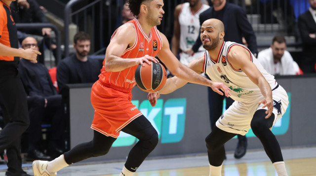 שחקן הפועל תל אביב, אלייז'ה בריאנט, מול שחקן מילאנו, שבון שילדס (צילום: דני מרון)