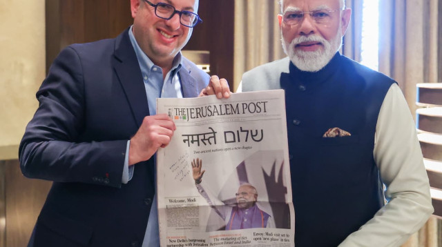 ראש ממשלת הודו עם עורך הג'רוזלם פוסט ושער העיתון (צילום: משרד ראש ממשלת הודו)