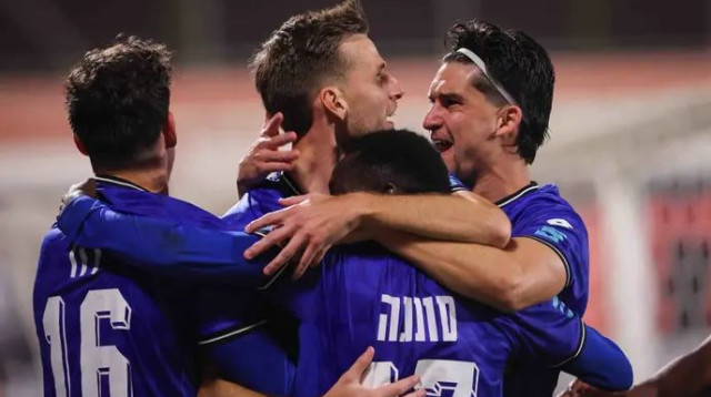 העונה הנפלאה נמשכת. שחקני הפועל פתח תקוה חוגגים עם מארק קוסטה (צילום: מאור אלקסלסי)