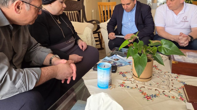 חברי כנסת אורזים משלוחי מנות לעמותת "משפחה אחת" (צילום: יח"צ)