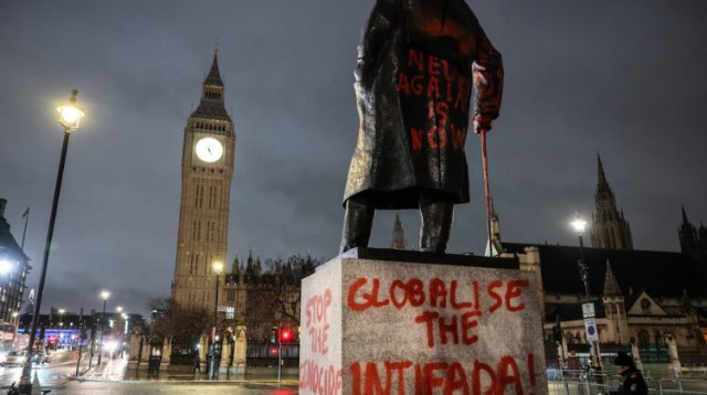 פסל ווינסטון צ'רצ'יל בלונדון הושחת במחאה פרו פלסטינית (צילום: צילום מסך רשתות חברתיות)