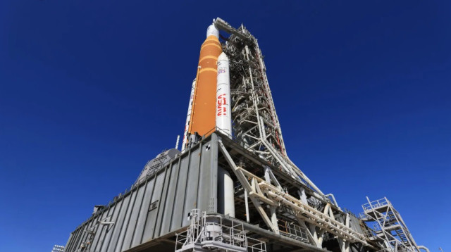 ארטמיס II ממתינה להמראת הניסוי בקייפ קנוורל (צילום: נאס"א)