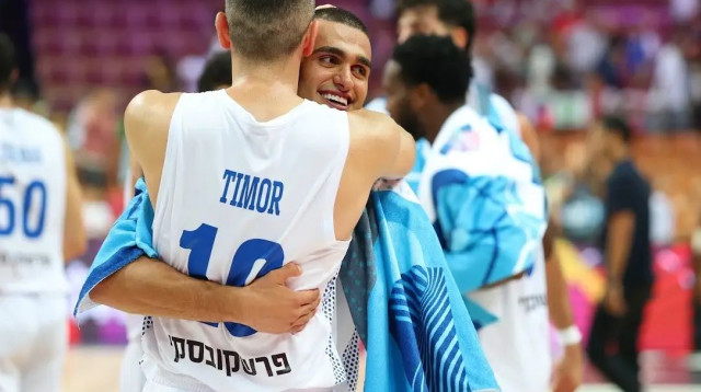 שחקני נבחרת ישראל בכדורסל, ים מדר, בר טימור (צילום: אודי ציטיאט)