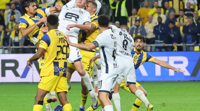 שחקני מכבי תל אביב ובני ריינה (צילום: אודי ציטיאט)