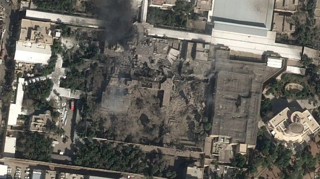 תמונת לווין של המתחם של חמינאי בטהרן לאחר התקיפה (צילום: רשתות ערביות)