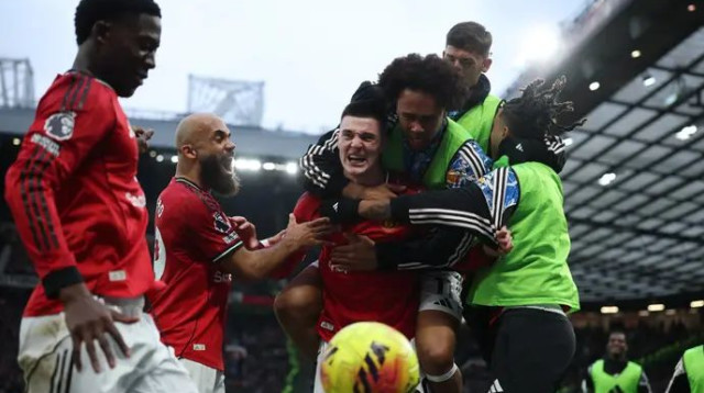 בנג'מין ששקו חוגג שער ניצחון דרמטי. שימו לב במיוחד לאקסטזה של שחקני הספסל: קאריק ריפא את חדר ההלבשה (צילום: רויטרס)