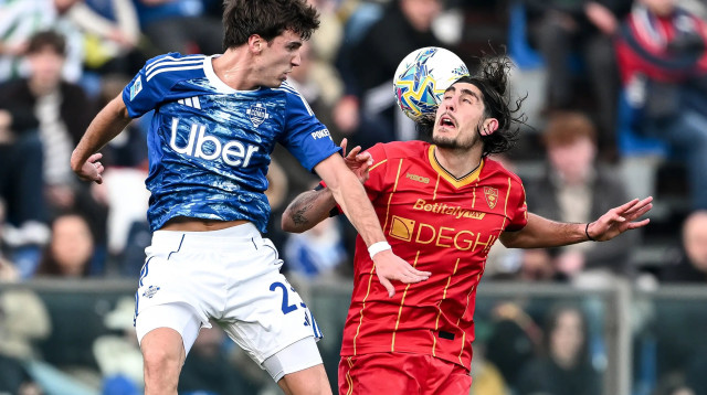 עומרי גאנדלמן שחקן לצ'ה מול מקסימו פרונה שחקן קומו (צילום: GettyImages, Image Photo Agency)