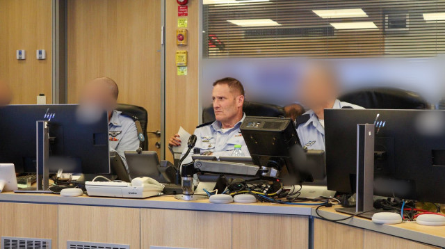 מפקד חיל האוויר, אלוף תומר בר, בבור חיל האוויר במהלך התקיפות (צילום: דובר צה"ל)