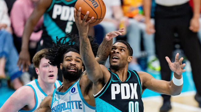 שחקן שארלוט הורנטס, קובי וייט, מול שחקן פורטלנד טריילבלייזרס, סקוט הנדרסון (צילום: GettyImages, Jacob Kupferman)